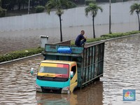 PLN Padamkan Listrik di Kawasan Banjir Jakarta-Bekasi