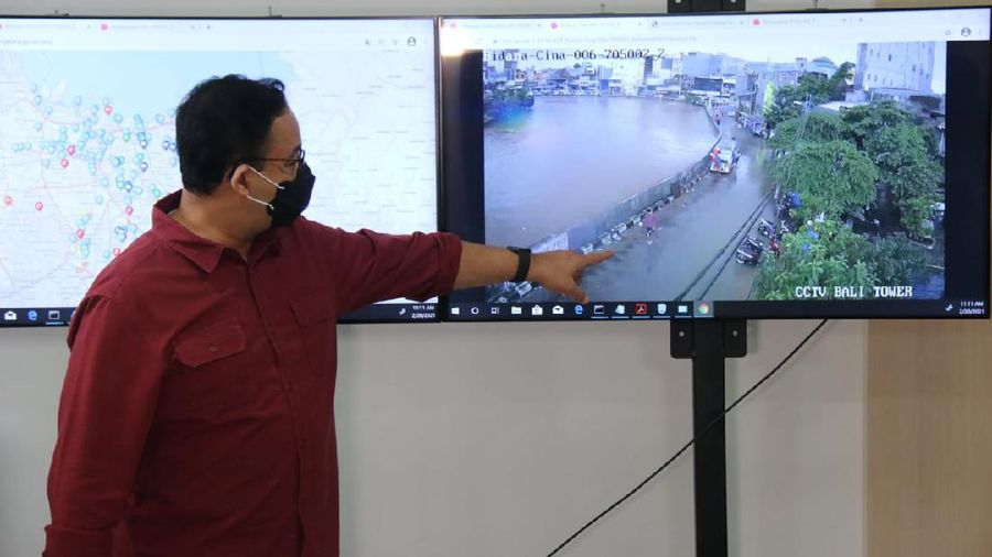 Gubernur Provinsi DKI Jakarta, Anies Baswedan bersama Wagub Provinai DKI Jakarta, Ahmad Riza Patria, serta seluruh Jajaran Pemprov DKI Jakarta meninjau langsung ketinggian air dan menggelar rapat koordinasi di Pintu Air Manggarai, Jakarta Selatan, Sabtu (20/2) pagi. (Dok.Pemprov DKI)