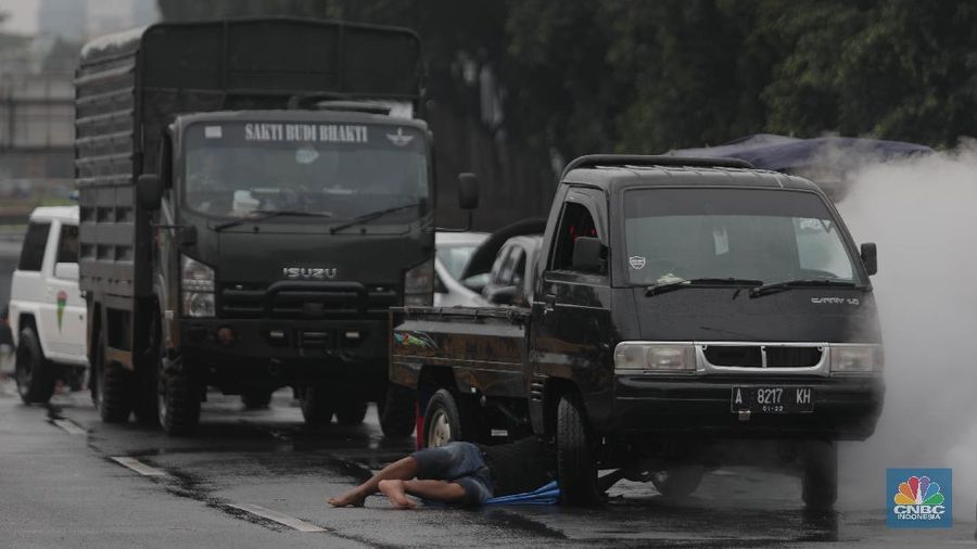 Macet Kejebak Banjir di Tol Jorr (CNBC Indonesia/Muhammad Sabki)