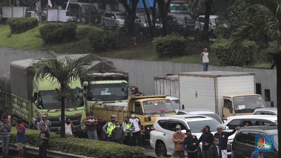 Macet Kejebak Banjir di Tol Jorr (CNBC Indonesia/Muhammad Sabki)