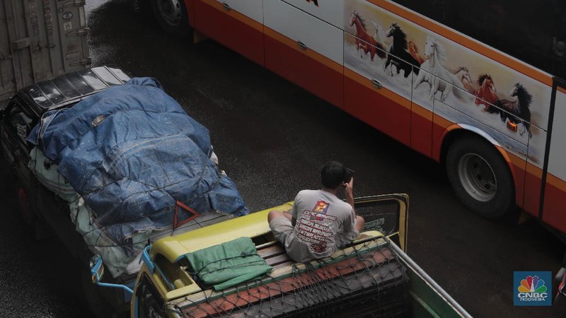 Macet Kejebak Banjir di Tol Jorr (CNBC Indonesia/Muhammad Sabki)