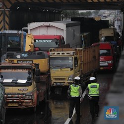 Banjir Bikin Macet, Contraflow Diberlakukan di Tol Japek