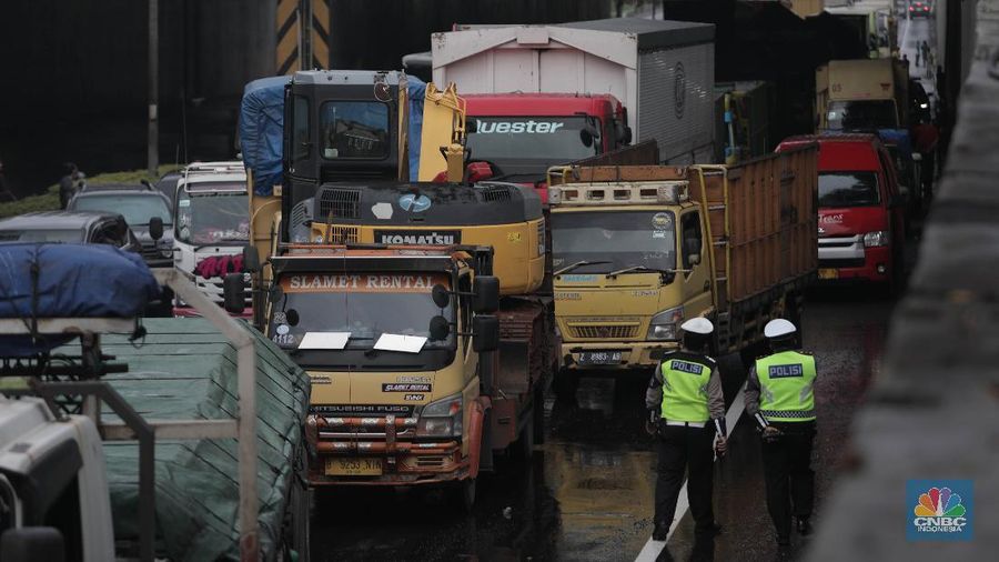 Macet Kejebak Banjir di Tol Jorr (CNBC Indonesia/Muhammad Sabki)