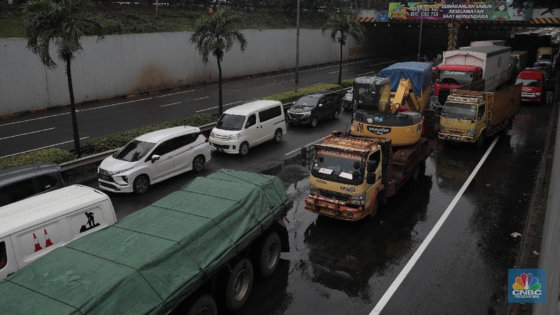Macet Kejebak Banjir di Tol Jorr (CNBC Indonesia/Muhammad Sabki)