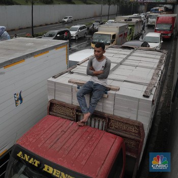 Dampak Banjir, Macet Parah di Tol JORR