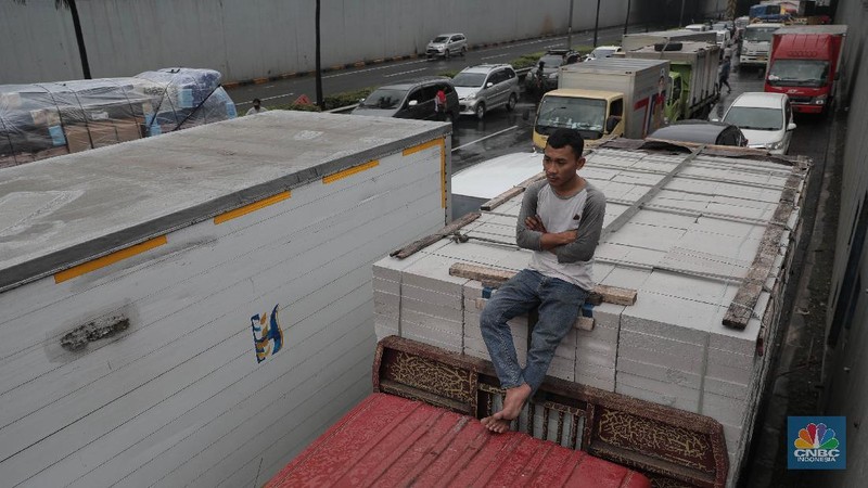 Macet Kejebak Banjir di Tol Jorr (CNBC Indonesia/Muhammad Sabki)
