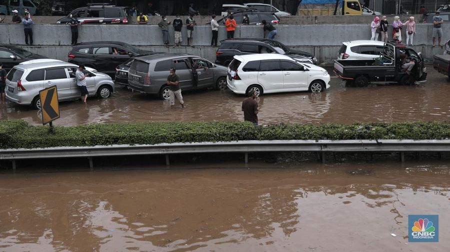 Macet Kejebak Banjir di Tol Jorr (CNBC Indonesia/Muhammad Sabki)