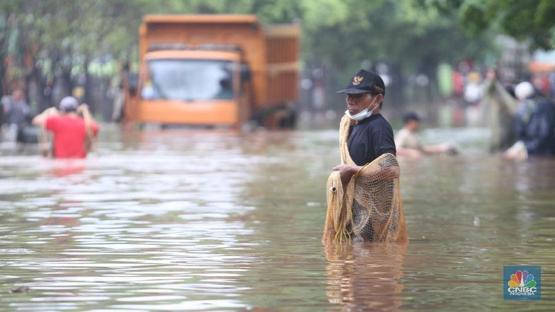 Sejumlah warga menjala ikan di samping tol JORR (CNBC Indonesia/Muhammmad Sabki)