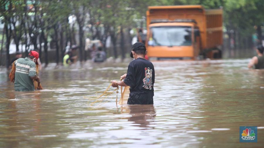 Sejumlah warga menjala ikan di samping tol JORR (CNBC Indonesia/Muhammmad Sabki)