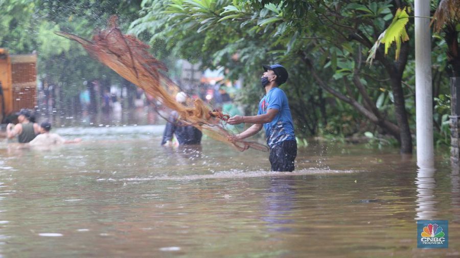 Sejumlah warga menjala ikan di samping tol JORR (CNBC Indonesia/Muhammmad Sabki)