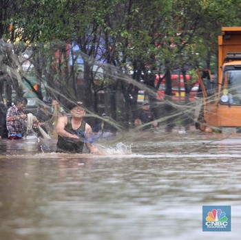 Warga Asik Menjala Ikan di tengah Kepungan Banjir Jakarta