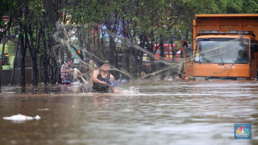 Sejumlah warga menjala ikan di samping tol JORR (CNBC Indonesia/Muhammmad Sabki)