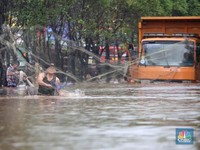 Warga Asik Menjala Ikan di tengah Kepungan Banjir Jakarta