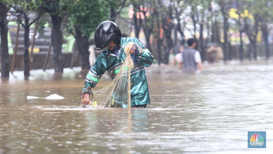 Sejumlah warga menjala ikan di samping tol JORR (CNBC Indonesia/Muhammmad Sabki)