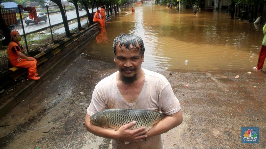 Sejumlah warga menjala ikan di samping tol JORR (CNBC Indonesia/Muhammmad Sabki)