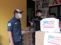 BRI Group Salurkan Bantuan ke Warga Korban Banjir Jadetabek