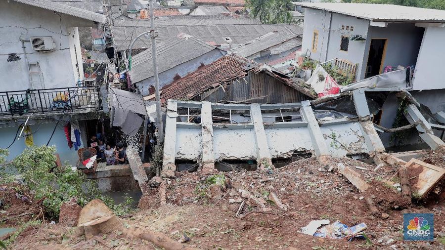 Longsor d Kemang Timur (CNBC Indonesia//Muhammad Sabki)