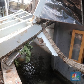 Penampakan Longsor Timpa Sejumlah Rumah di Kemang Timur