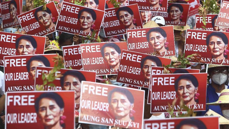 Students from the University of Medicine protest with brunches of Eugenia plants during an anti-coup protest in Mandalay, Myanmar, Sunday, Feb. 21, 2021. Police in Myanmar shot dead a few anti-coup protesters and injured several others on Saturday, as security forces increased pressure on popular revolt against the military takeover. (AP Photo)