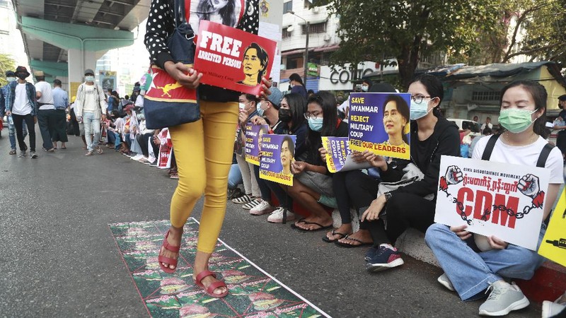 Students from the University of Medicine protest with brunches of Eugenia plants during an anti-coup protest in Mandalay, Myanmar, Sunday, Feb. 21, 2021. Police in Myanmar shot dead a few anti-coup protesters and injured several others on Saturday, as security forces increased pressure on popular revolt against the military takeover. (AP Photo)