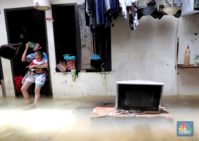 Banjir rob di kawasan Muara Baru, Jakarta Utara, Kamis, (27/5/2021). (CNBC Indonesia/Muhammad Sabki)
