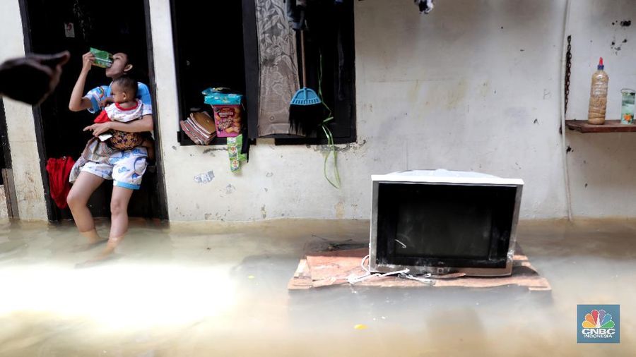 Banjir rob di kawasan Muara Baru, Jakarta Utara, Kamis, (27/5/2021). (CNBC Indonesia/Muhammad Sabki)