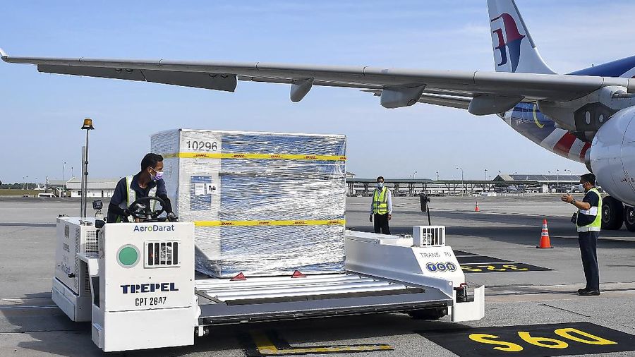 Vaksin Pfizer Tiba di Malaysia (AP/Fandy Azlan)