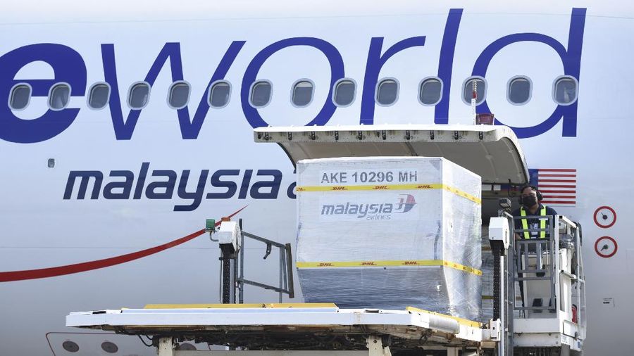 Vaksin Pfizer Tiba di Malaysia (AP/Fandy Azlan)