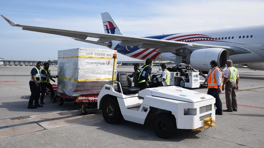 Vaksin Pfizer Tiba di Malaysia (AP/Fandy Azlan)