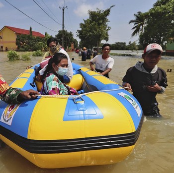 Penampakan Banjir Kepung Bekasi Gegara Tanggul Citarum Jebol