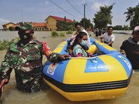 Penampakan Banjir Kepung Bekasi Gegara Tanggul Citarum Jebol