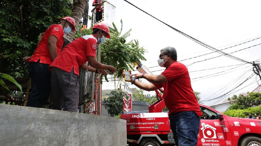 Direksi Telkom Tinjau Lokasi Terdampak Banjir Guna Pastikan Kualitas Layanan Ke Pelanggan Tetap Normal. (Dok. Telkom Indonesia)