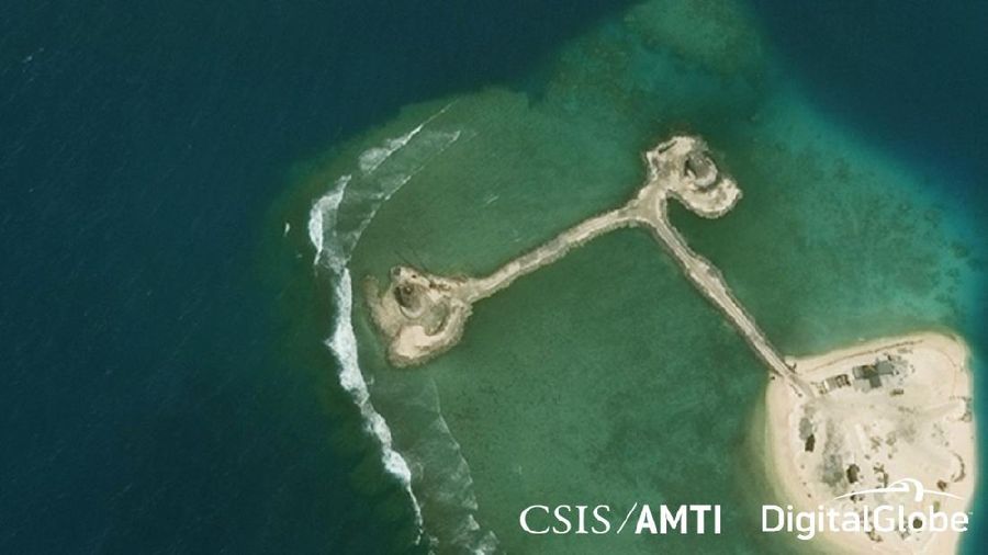 Gambar citra satelit mengungkapkan objek yang diduga infrastruktur untuk radar, antena dan apa yang diyakini mengarah pada sebuah pangkalan militer di Mischief Reef, January 8, 2016. (dok. CSIS Asia Maritime Transparency Initiative/Digital Globe)