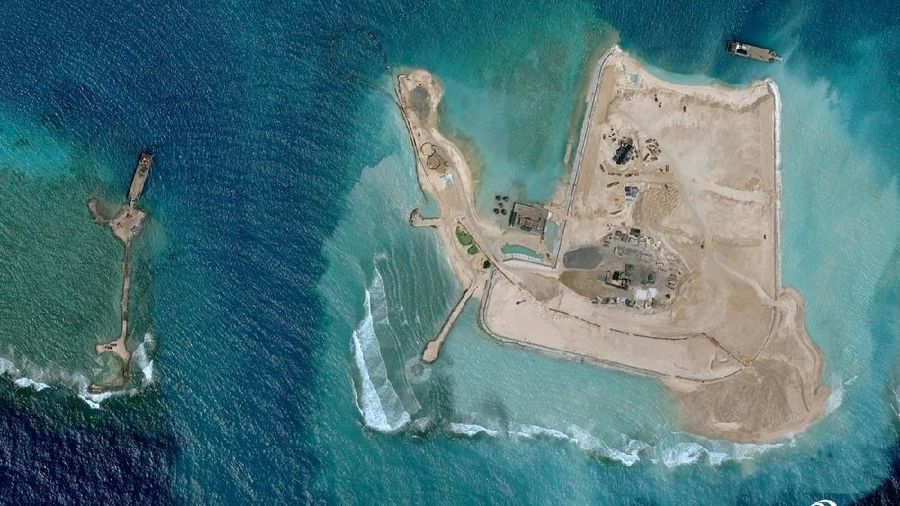 Gambar citra satelit mengungkapkan objek yang diduga infrastruktur untuk radar, antena dan apa yang diyakini mengarah pada sebuah pangkalan militer di Mischief Reef, September 8, 2015. (dok. CSIS Asia Maritime Transparency Initiative/Digital Globe)
