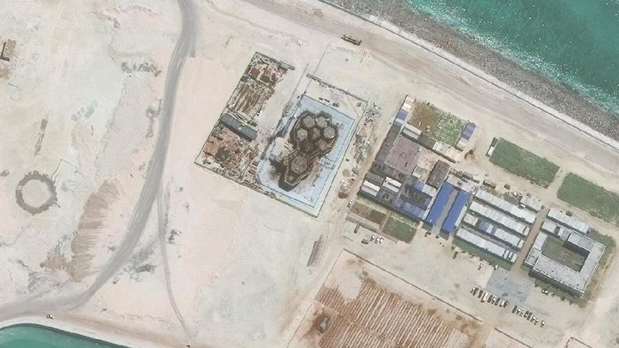 Pangkalan militer di Mischief Reef, April 23, 2020. (dok. CSIS Asia Maritime Transparency Initiative/Digital Globe)