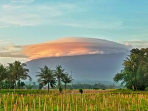 Mengenal Fenomena Gunung Bertopi