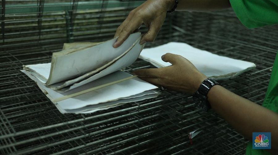 Perbaikan dokumen milik warga yang terdampak banjir.