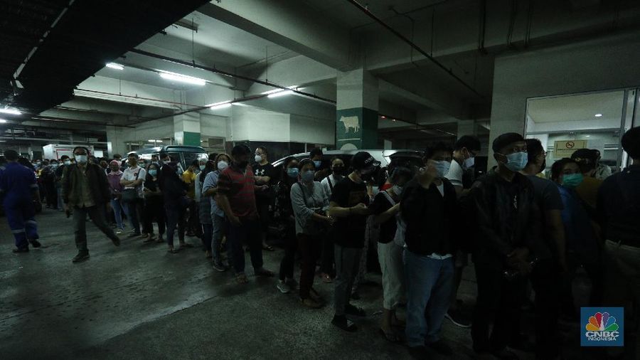 Petugas gabungan membubarkan kerumunan antrian vaksinasi pedagang di Pasar Tanah Abang, Jakarta, Selasa (23/2/2021). Sejumlah pedagang masih bertahan dilokasi ujtuk menunggu informasi lebih lanjut. Wina (43) pedagang pakaian Blok A menjelaskan, antrian mulai mengular mulai pukul 10.00 wib di lantai 8 hingga 9, kerumunan juga terjadi karena antrian tidak menggunakan nomor antrian jelasnya. Pantauan CNBC Indonesia dilapangan pedagang masih ada yang menunggu di lantai 8 untuk meminta info lebih lanjut untuk penyuntikan vaksin. (CNBC Indonesia/ Tri Susilo)