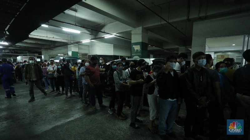 Petugas gabungan membubarkan kerumunan antrian vaksinasi pedagang di Pasar Tanah Abang, Jakarta, Selasa (23/2/2021). Sejumlah pedagang masih bertahan dilokasi ujtuk menunggu informasi lebih lanjut. Wina (43) pedagang pakaian Blok A menjelaskan, antrian mulai mengular mulai pukul 10.00 wib di lantai 8 hingga 9, kerumunan juga terjadi karena antrian tidak menggunakan nomor antrian jelasnya. Pantauan CNBC Indonesia dilapangan pedagang masih ada yang menunggu di lantai 8 untuk meminta info lebih lanjut untuk penyuntikan vaksin. (CNBC Indonesia/ Tri Susilo)