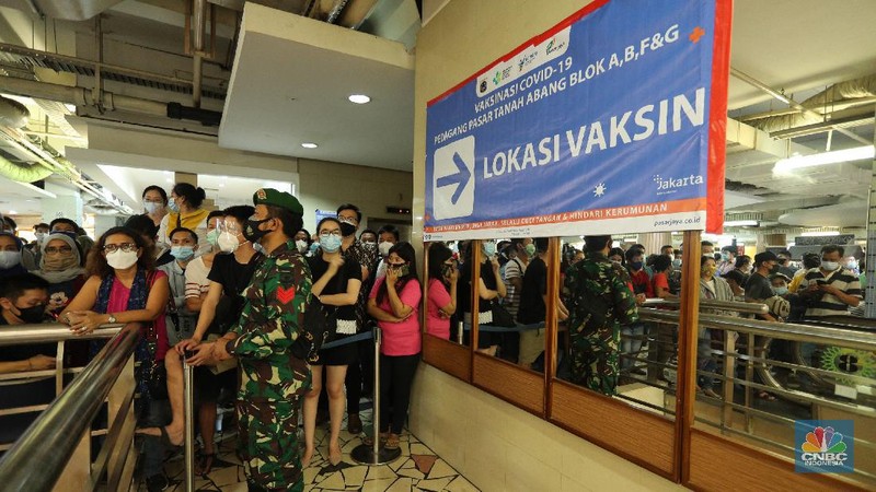 Petugas gabungan membubarkan kerumunan antrian vaksinasi pedagang di Pasar Tanah Abang, Jakarta, Selasa (23/2/2021). Sejumlah pedagang masih bertahan dilokasi ujtuk menunggu informasi lebih lanjut. Wina (43) pedagang pakaian Blok A menjelaskan, antrian mulai mengular mulai pukul 10.00 wib di lantai 8 hingga 9, kerumunan juga terjadi karena antrian tidak menggunakan nomor antrian jelasnya. Pantauan CNBC Indonesia dilapangan pedagang masih ada yang menunggu di lantai 8 untuk meminta info lebih lanjut untuk penyuntikan vaksin. (CNBC Indonesia/ Tri Susilo)