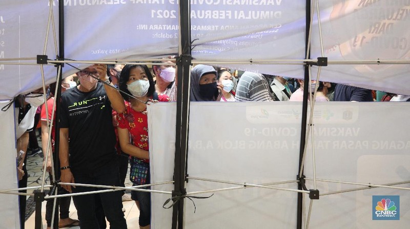 Petugas gabungan membubarkan kerumunan antrian vaksinasi pedagang di Pasar Tanah Abang, Jakarta, Selasa (23/2/2021). Sejumlah pedagang masih bertahan dilokasi ujtuk menunggu informasi lebih lanjut. Wina (43) pedagang pakaian Blok A menjelaskan, antrian mulai mengular mulai pukul 10.00 wib di lantai 8 hingga 9, kerumunan juga terjadi karena antrian tidak menggunakan nomor antrian jelasnya. Pantauan CNBC Indonesia dilapangan pedagang masih ada yang menunggu di lantai 8 untuk meminta info lebih lanjut untuk penyuntikan vaksin. (CNBC Indonesia/ Tri Susilo)