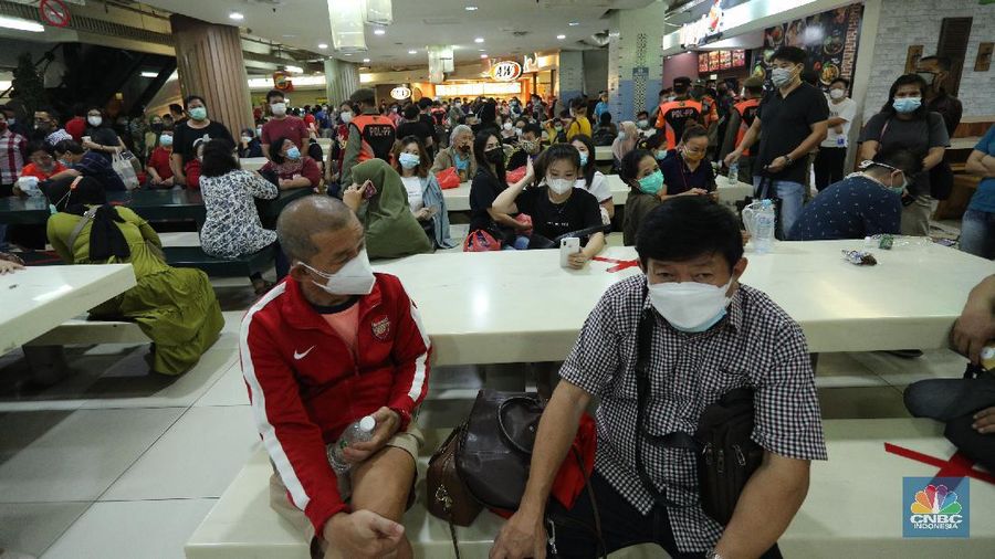 Petugas gabungan membubarkan kerumunan antrian vaksinasi pedagang di Pasar Tanah Abang, Jakarta, Selasa (23/2/2021). Sejumlah pedagang masih bertahan dilokasi ujtuk menunggu informasi lebih lanjut. Wina (43) pedagang pakaian Blok A menjelaskan, antrian mulai mengular mulai pukul 10.00 wib di lantai 8 hingga 9, kerumunan juga terjadi karena antrian tidak menggunakan nomor antrian jelasnya. Pantauan CNBC Indonesia dilapangan pedagang masih ada yang menunggu di lantai 8 untuk meminta info lebih lanjut untuk penyuntikan vaksin. (CNBC Indonesia/ Tri Susilo)