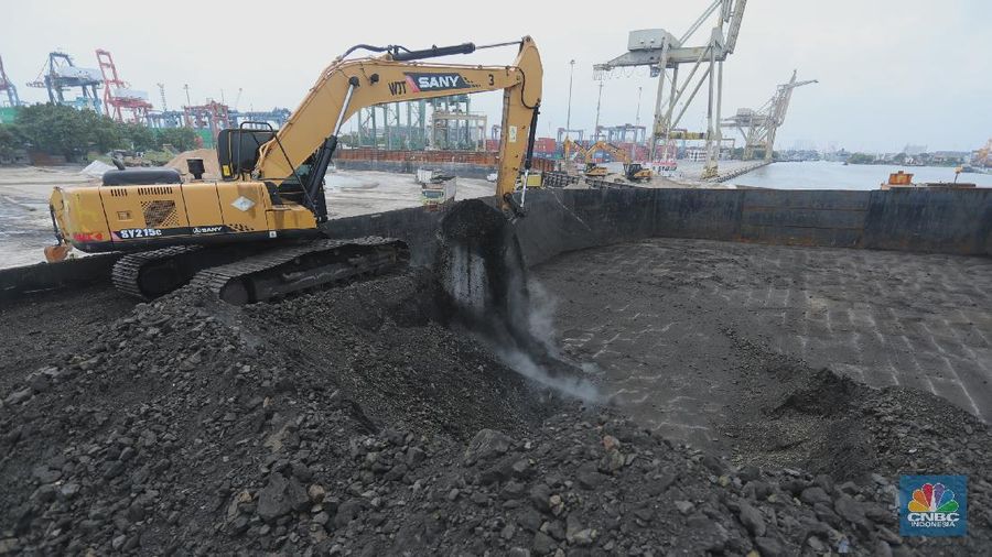 Pekerja melakukan bongkar muat batu bara di Terminal Tanjung Priok, Jakarta, Selasa (23/2/2021). Pemerintah telah mengeluarkan peraturan turunan dari Undang-Undang No. 11 tahun 2020 tentang Cipta Kerja. Adapun salah satunya Peraturan Pemerintah yang diterbitkan yaitu Peraturan Pemerintah No.25 tahun 2021 tentang Penyelenggaraan Bidang Energi dan Sumber Daya Mineral.  (վ/ Tri Susilo)