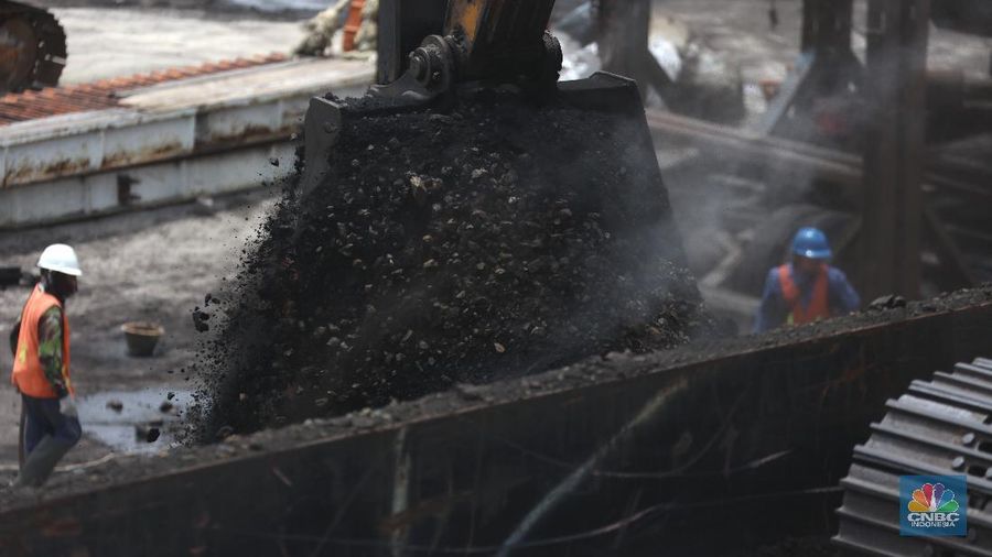 Pekerja melakukan bongkar muat batu bara di Terminal Tanjung Priok, Jakarta, Selasa (23/2/2021). Pemerintah telah mengeluarkan peraturan turunan dari Undang-Undang No. 11 tahun 2020 tentang Cipta Kerja. Adapun salah satunya Peraturan Pemerintah yang diterbitkan yaitu Peraturan Pemerintah No.25 tahun 2021 tentang Penyelenggaraan Bidang Energi dan Sumber Daya Mineral.  (վ/ Tri Susilo)
