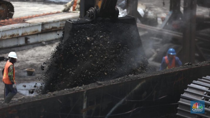 Pekerja melakukan bongkar muat batu bara di Terminal Tanjung Priok, Jakarta, Selasa (23/2/2021). Pemerintah telah mengeluarkan peraturan turunan dari Undang-Undang No. 11 tahun 2020 tentang Cipta Kerja. Adapun salah satunya Peraturan Pemerintah yang diterbitkan yaitu Peraturan Pemerintah No.25 tahun 2021 tentang Penyelenggaraan Bidang Energi dan Sumber Daya Mineral.  (CNBC Indonesia/ Tri Susilo)