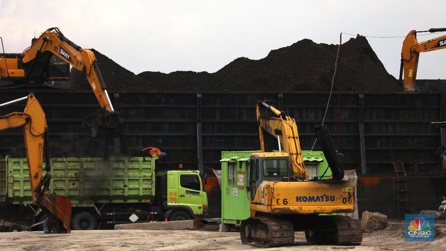Pekerja melakukan bongkar muat batu bara di Terminal Tanjung Priok, Jakarta, Selasa (23/2/2021). Pemerintah telah mengeluarkan peraturan turunan dari Undang-Undang No. 11 tahun 2020 tentang Cipta Kerja. Adapun salah satunya Peraturan Pemerintah yang diterbitkan yaitu Peraturan Pemerintah No.25 tahun 2021 tentang Penyelenggaraan Bidang Energi dan Sumber Daya Mineral.  (վ/ Tri Susilo)