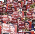 Suu Kyi 'Hilang' Tanpa Jejak, Dilaporkan Dibawa Junta Myanmar