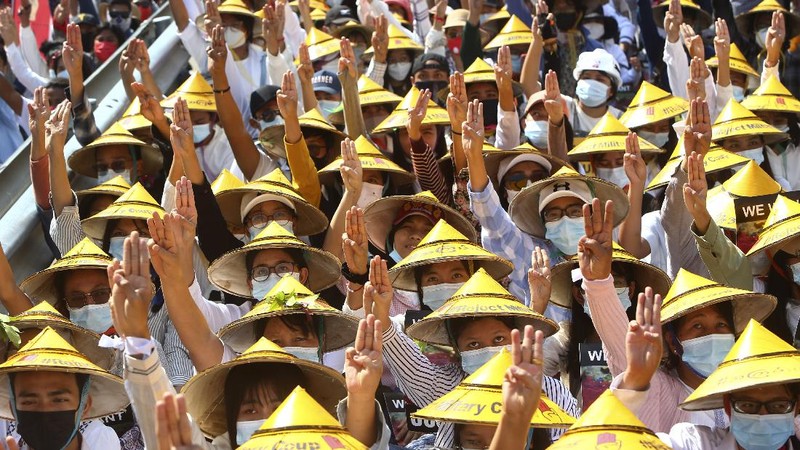 Anti-coup protesters fill the main road during a rally in Mandalay, Myanmar Monday, Feb. 22, 2021. A call for a Monday general strike by demonstrators in Myanmar protesting the military's seizure of power has been met by the ruling junta with a thinly veiled threat to use lethal force, raising the possibility of major clashes.(AP Photo)