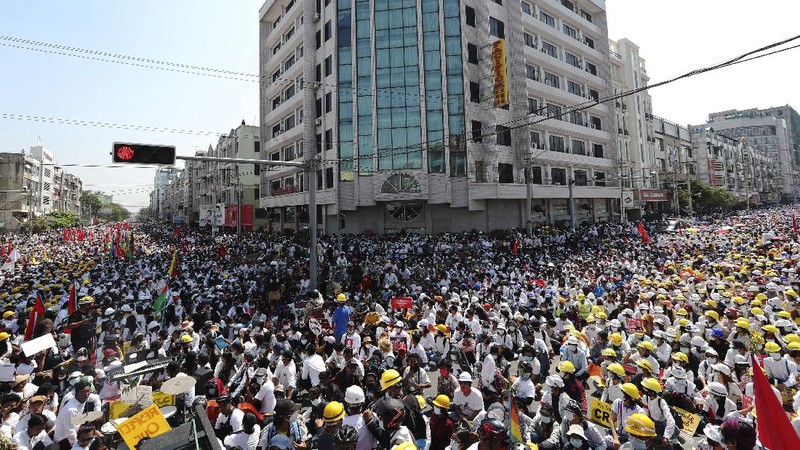 Anti-coup protesters fill the main road during a rally in Mandalay, Myanmar Monday, Feb. 22, 2021. A call for a Monday general strike by demonstrators in Myanmar protesting the military's seizure of power has been met by the ruling junta with a thinly veiled threat to use lethal force, raising the possibility of major clashes.(AP Photo)