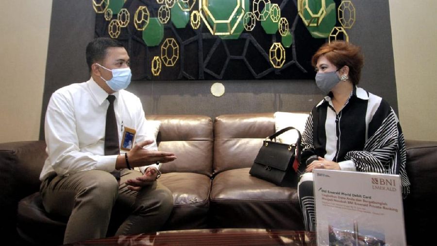 Relationship Manager sedang berbincang-bincang dengan Nasabah BNI Emerald di BNI Emerald Lounge, Jakarta . (Dok. BNI)